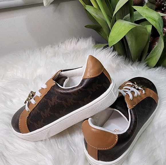 Michael Kors Big Girls Sneaker Size10